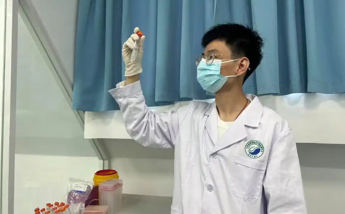 近700种海洋生物办上“身份证”!青岛在胶州湾率先开展海洋环境DNA监测试点,用一管海水就能“读”出海洋生物身份(图1) 近700种海洋生物办上“身份证”!青岛在胶州湾率先开展海洋环境DNA监测试点,用一管海水就能“读”出海洋生物身份(图1)